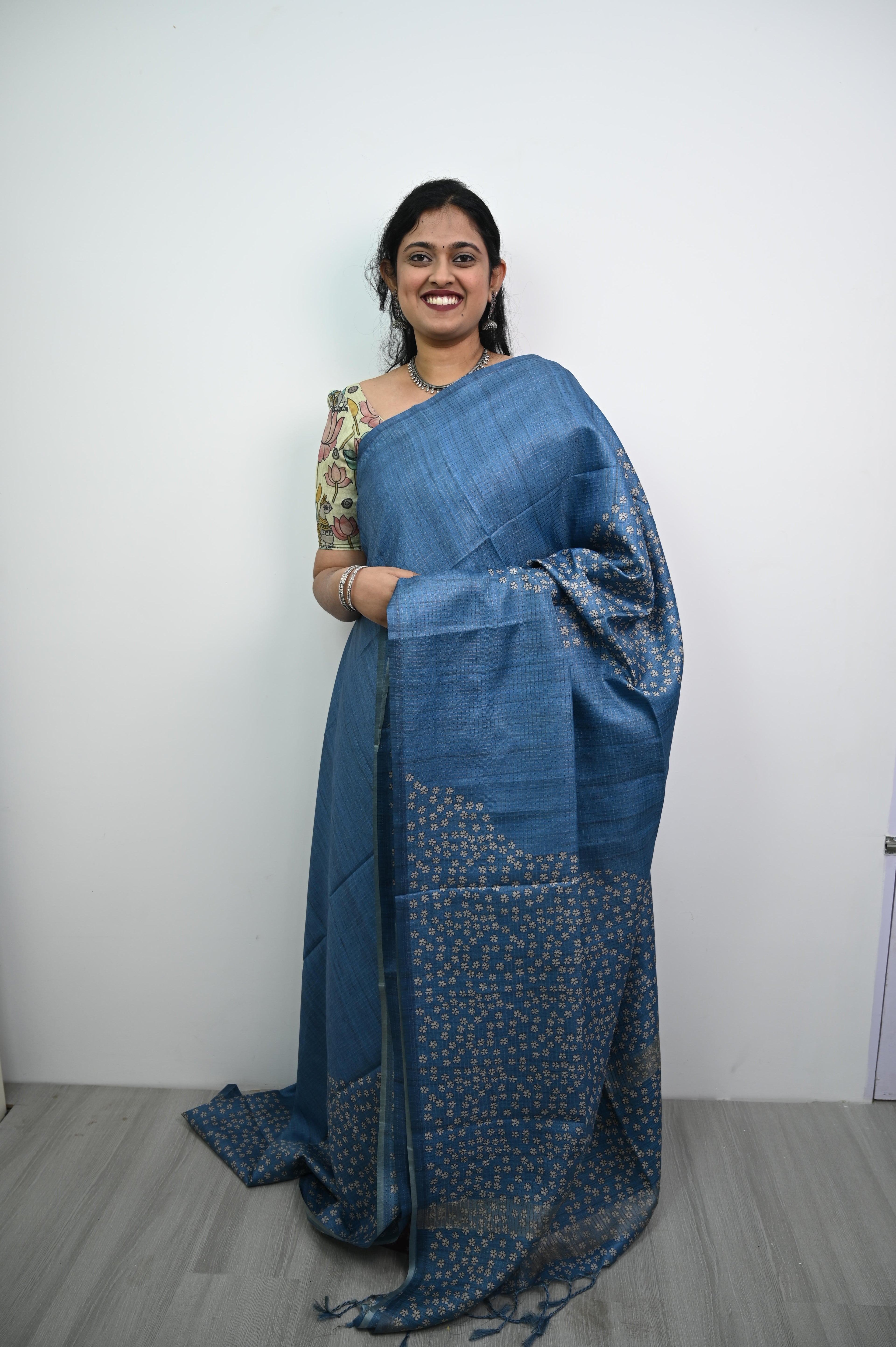 Tussar Checks Sarees With Floral Print blue